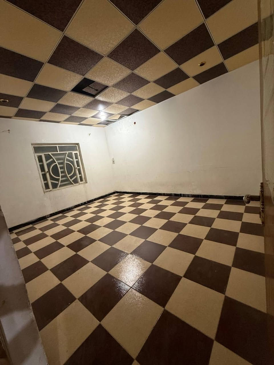 شقه في التنومه مقابيل المستوصف طابق ثاني غرفتين ومطبخ ***********
