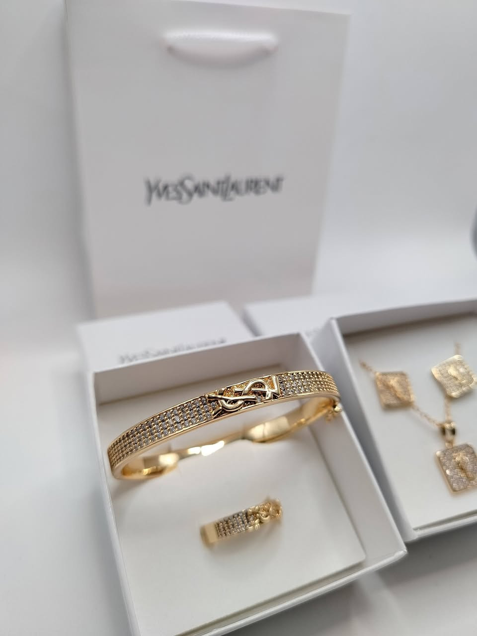 سيت ماركة سان لوران مختم طلاء مع الملحقات يوجد توصيل


**إذا كنت صاحب هذا الإعلان وتريد حذفه لأي سبب، رجاءا أرسل رسالة إلى الدعم الفني**