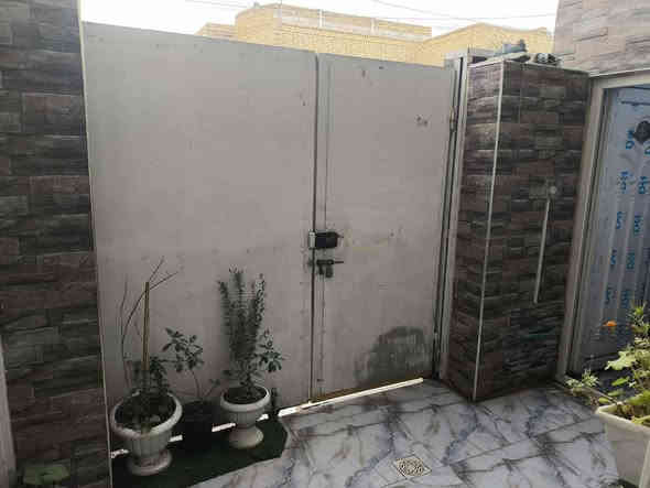 بيت للبيع طابو صرف مساحته 100متر امامي
مكان /حي_الفداء شارع ابولبنان الرئيسي ثالث بيت عن الشارع
بناء جديد //صب كونكريت  
غرفه و ديوانيه و صاله و مطبخ حار و بارد صحيات  خارجيه خارجيه و داخليه مخزن فوق جبير   
متوفر كافه الخدمات
السعر 119مليون 
+9647857936659
