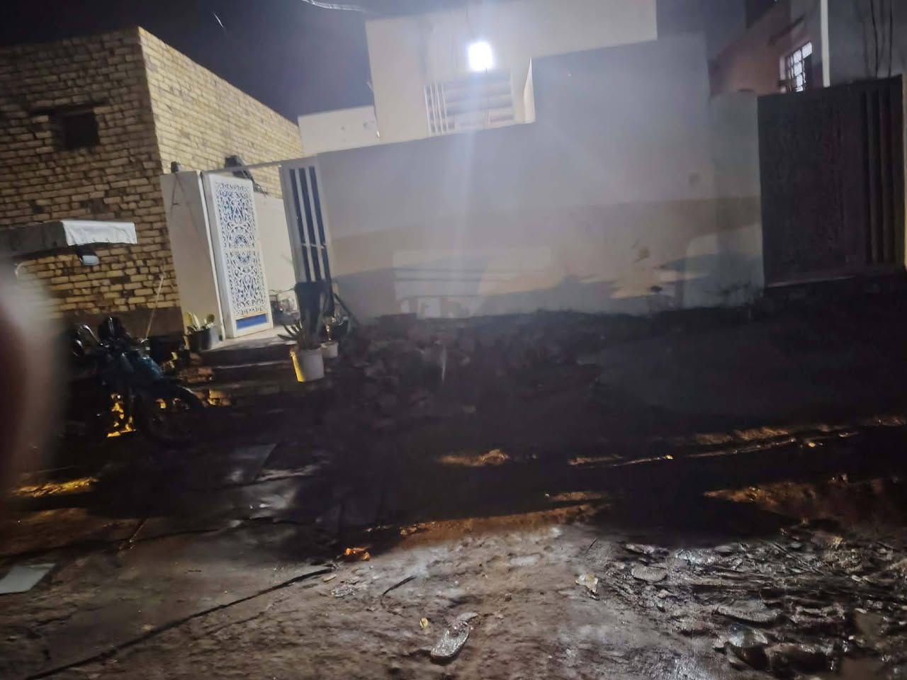 السلام عليكم توفر بيت للبيع بنزله الزراعه قريب على مولده 100متر الواجهيه 5ونزال 20بي غرفة وصاله ومطبخ وبراني وبي تخاريج داخلي وخارجي البيت كله سيراميك الاتصال على الرقم *********** في المشخاب
