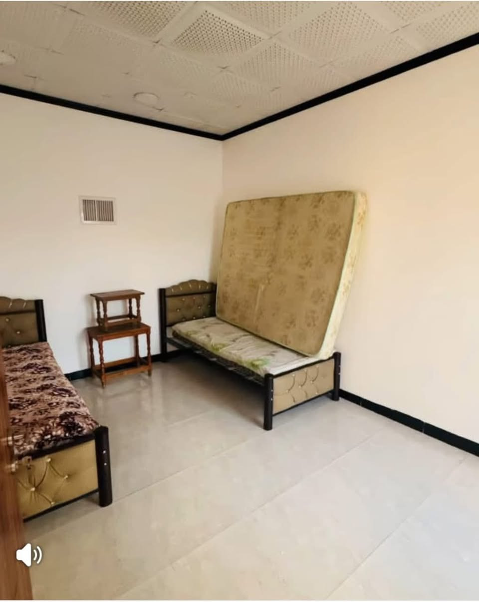 دار للبيع حي الوحده قرب جامع الرحمن 

المساحة 100 واجهة 5 متر 

سند طابوً ملك صرف 

مكون من طابقين

الاول هول استقبال مطبخ صحيات غرفه نوم

الثاني 2 نوم غرفتين نوم ومطبخ صحيات

السعر 145 مليون قابل للتفاوض

للاستفسار اكثر 
*********** 
***********
