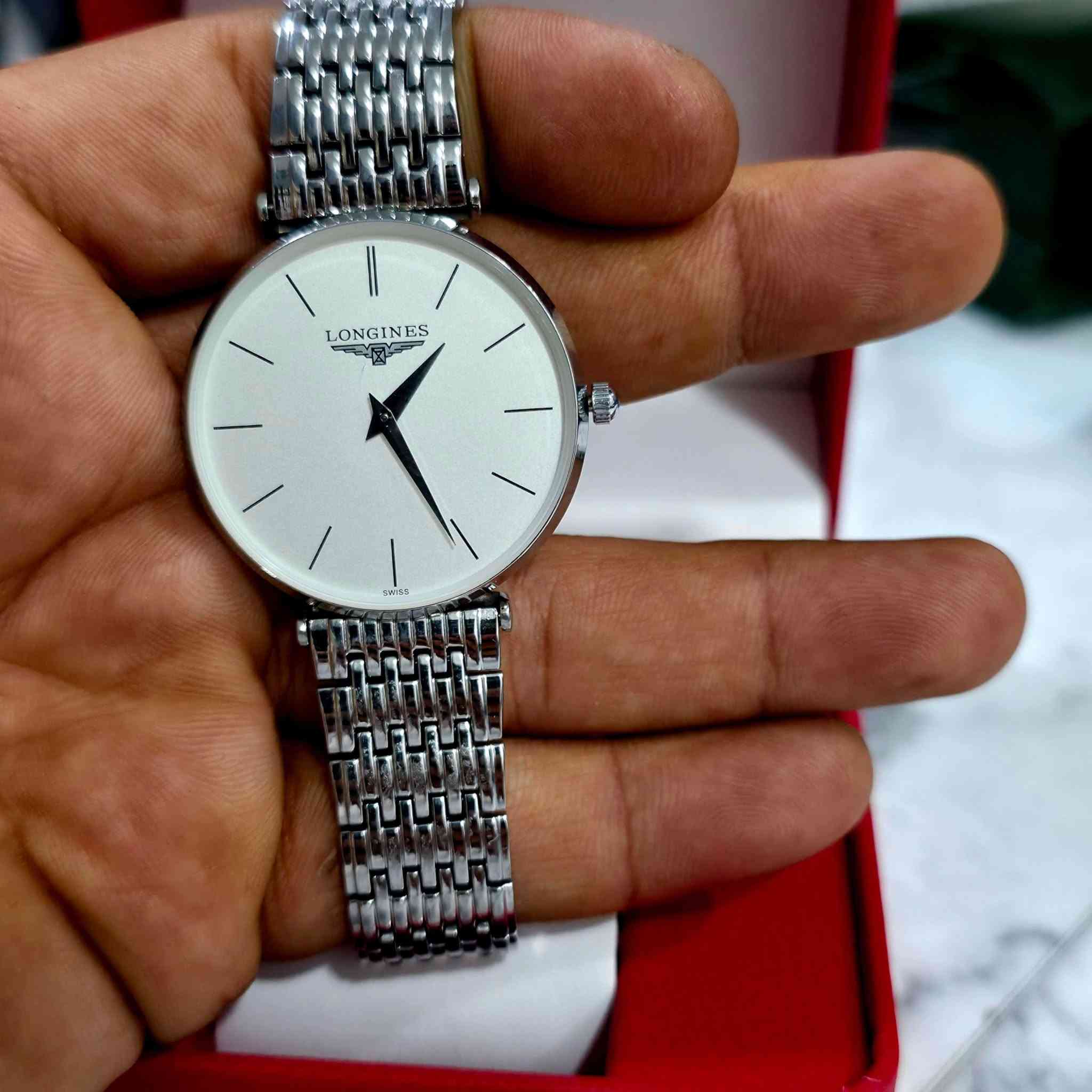 لونجين longines 
اصدار لاغراندي 
بالكامل بلادي 
ماستر كوالتي 
قطر ٣٧ 
مختمه ومعلمه كامله 
مينا ابيض تشطيب خفيف 
نظام ميلين


**إذا كنت صاحب هذا الإعلان وتريد حذفه لأي سبب، رجاءا أرسل رسالة إلى الدعم الفني**