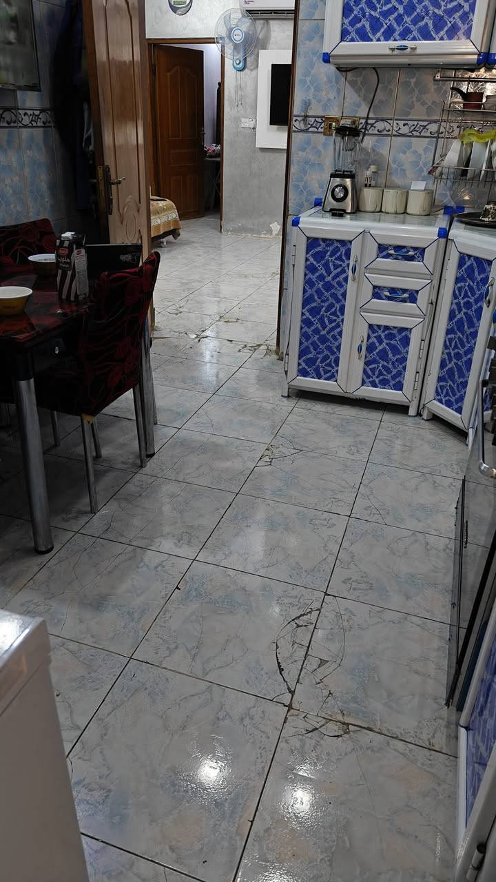 السلام عليكم 
بيت 100 متر  5x20  طابق واحد زراعي حجي جعفر فرع مدرسة البستان قرب اسواق حازم 
خدمات كاملة تبليط مجاري مي محولتين كهرباء 
البيت بدون شتايكر وستارة
الكاشي مثل مموضح بالصورة واكو مكانات بيهه رطوبة
للاستفسار ***********
السعر 110 مليون
