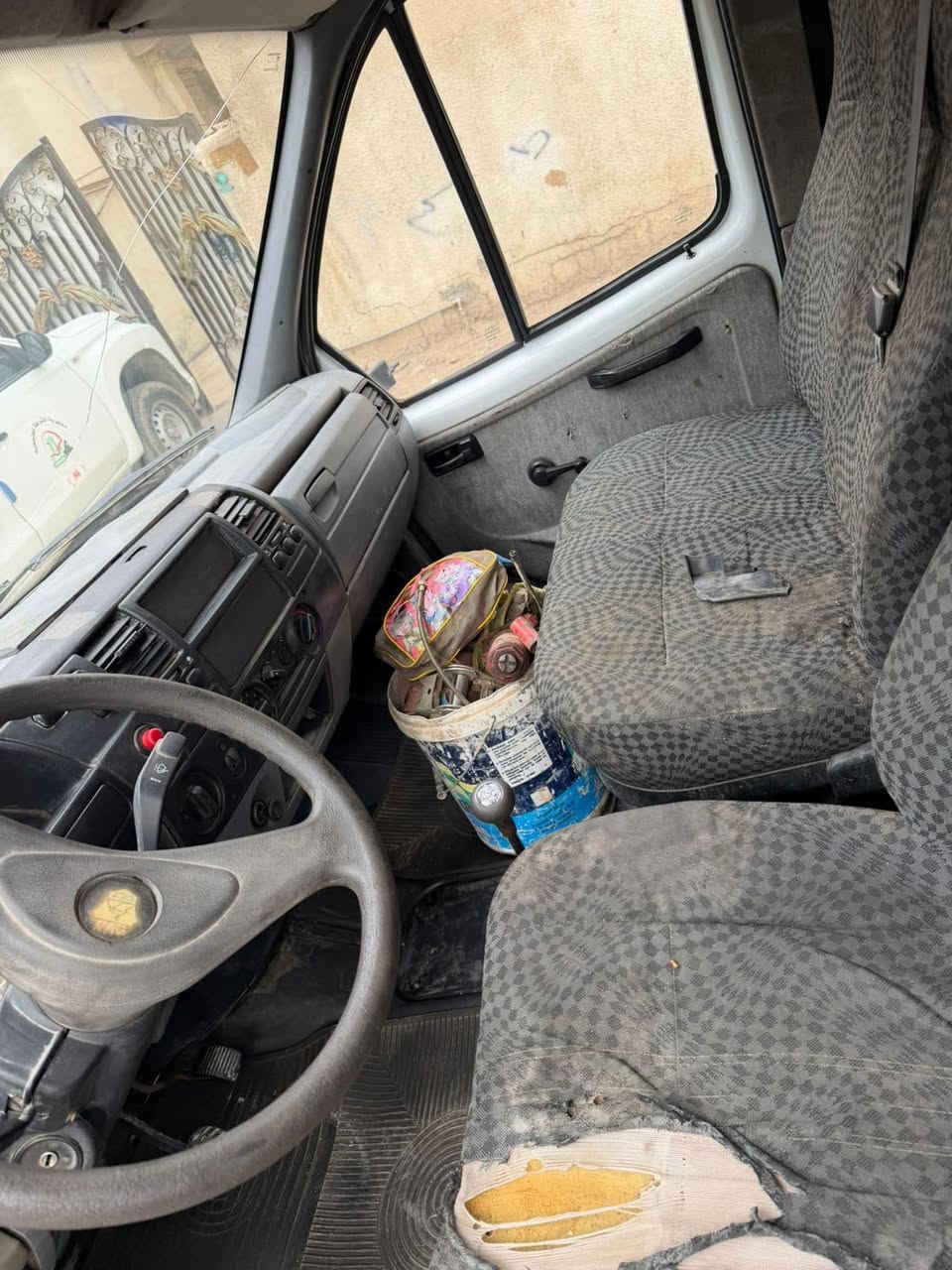 سيارة كازيل2003  بدي تزكام 
الرقم حمل الرقم الخلفي مفقود 
صاحبها الشرعي موجود تحويل 
محرك وكير بلادي تعمل وتسير فقط
السعر 29 ورقه مكان بغداد
رقم الهاتف ***********
