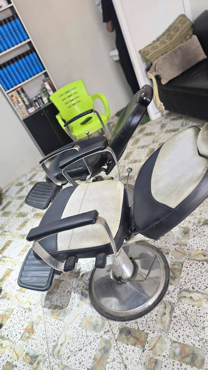 السلام عليكم احبتي ( ميز جديد نضافه ١٠٠% ما صارلي شهر من مشتري و كراسي حلاقه نضيفات وجكاتهن شغالات ١٠٠%) لبيع الي يحب يستفسر اتصال ع ***********
