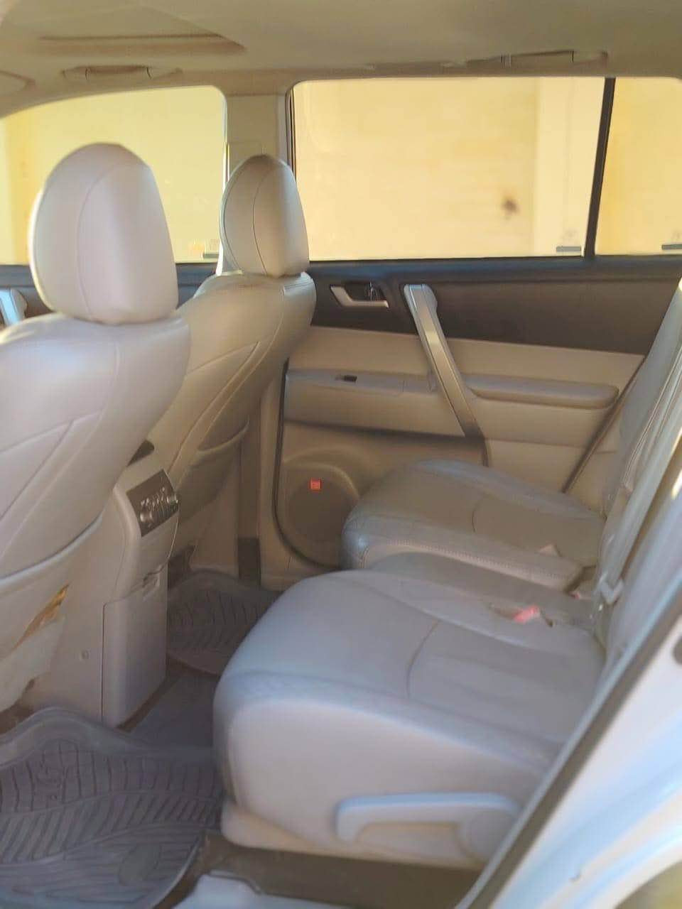 السلام عليكم 
✅محرك V6 3500 بلادي مامفتوح لا راجز ولا تنقيص.
✅كير  و حداديه بلادي وبدون اي نقص. 
✅طخم تاير جديد. 
المسافة المقطوعة 148000mile.
صبغ قطعتين : الجاملغ الايمن الامام تبديل و البنيد صبغ فقط.
المواصفات فول عدا البصمة : 
فتحة،شاشة بلادي،سماعاتJBL،كشنات جلد،ثلاث قطع تبريد،تدفئة كشنات،تحكم ستيرن جهتين،7 راكب،جنطة كهرباء وشفط،مثبت سرعة.

ملاحظة: 
السيارة مال جناي والصيانة عند وكيل تويوتا المبدع في الفلوجة. القائم, الأنبار


**إذا كنت صاحب هذا الإعلان وتريد حذفه لأي سبب، رجاءا أرسل رسالة إلى الدعم الفني**