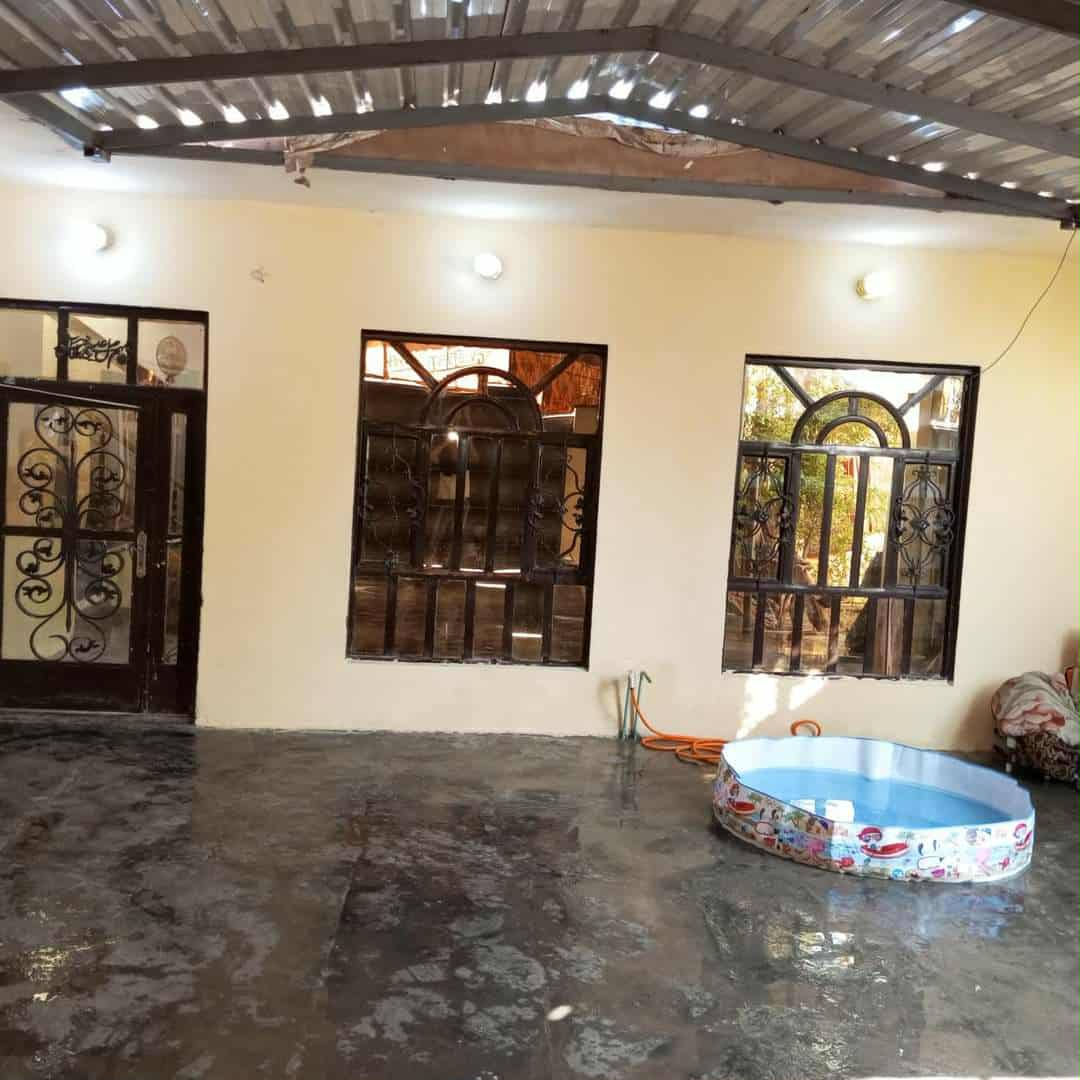 السلام عليكم
بيت   زراعي  ٣٥ مساحة  ٢٢٥ متر مربع واجهة  ١٥ نزال ١٥

شارع  عرض ٨ متر  قرب مخازن الغذئيه  يبعد عن باب الخروج مطار النجف حوالي ٦٠٠ متر 

يتكون من ثلاث غرف نوم  ٦×٤ مع صاله ١١ ×٤ مع استقبال 

٨ ×٤ مع مطبخ ٥×٤  مع اثنان  حمامات  داخليه وخارجيه

مع كراج ومسقف  خدمات ماء  وكهرباء  وطني ومولده شارع  يوجد خطوط لنقل الطلاب  وخدمات بلديه 

السعر المطلوب ٣٩ مليون مع  مجال محدود 

من صاحب الدار مباشره ***********
