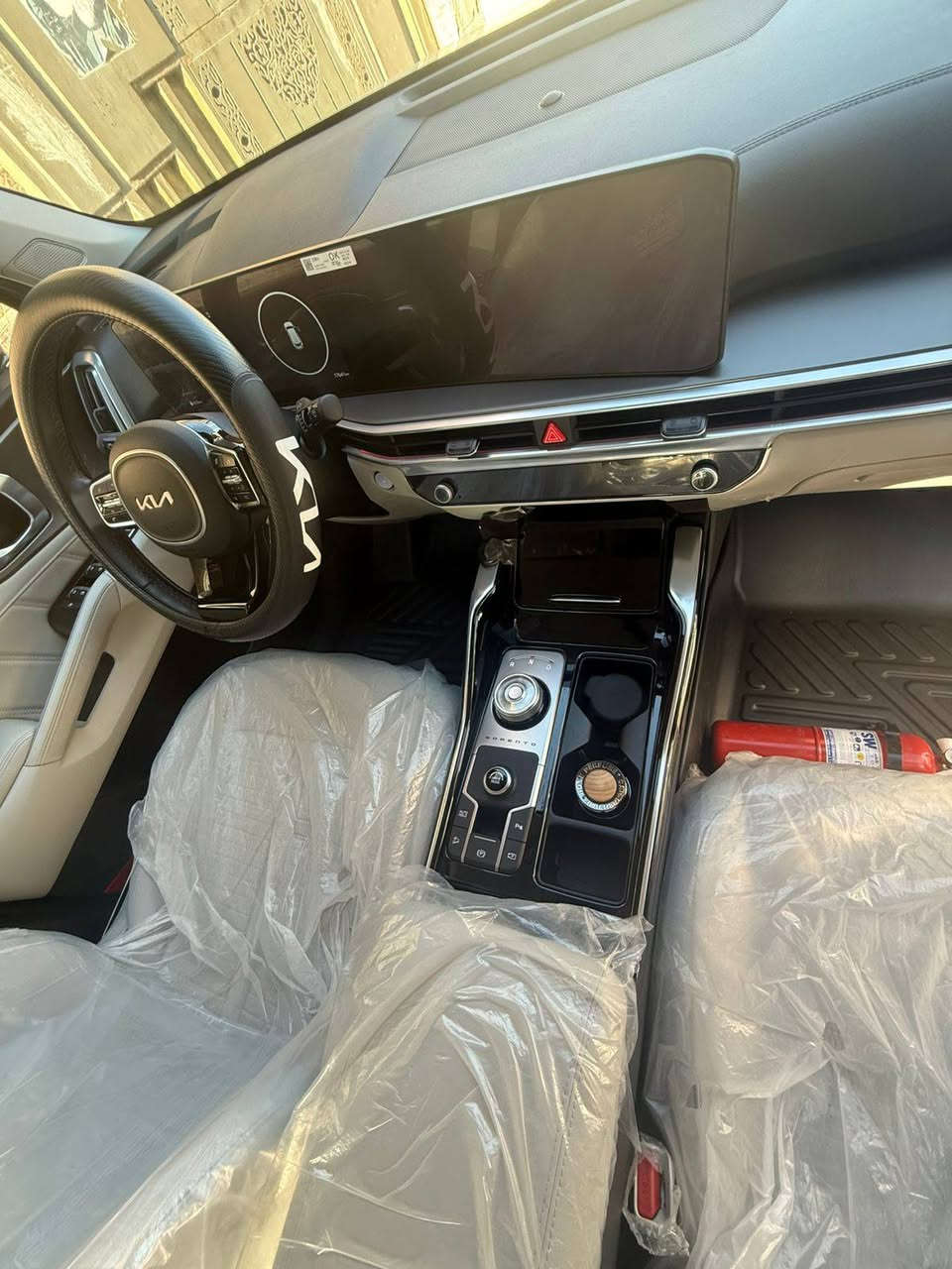كيا سورنتو VIp V6
 محرك 3500cc V6
 7 راكب –   
 العداد 17,000 كم فقط
قمارة حديد
 PPF  مغلفة
بالكامل حتى القمارة  

🔹 المواصفات:
 4 كاميرات 360°
رادارات أمامية وخلفية
 توقف ذاتي لمنع الاصطدام
ويل 20
 كشنات منفصلة ومريحة VIP
🌈 إنارة محيطية داخلية
📟 شاشة عدادات رقمية

🔧 الحالة والضمان:
✅ السيارة شبه جديدة ومحافظين عليها
🛡️ خاضعة لضمان الشركة الدولية
⚙️ المحرك + الكير + الكهربائيات مكفولة بالكامل
🧱 ضرر بسيط سابق بالدعامة الخلفية وتم تصليحه تصليح نظيف بدون صبغ
🚦 قيادة ناعمة وسلسة بالشارع

💰 السعر: 35,500 دولار
***********
