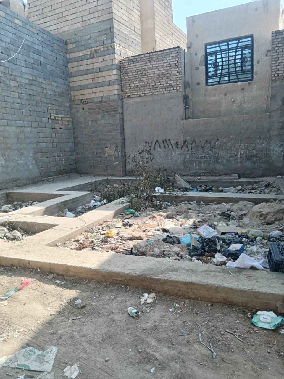 بتلو في كربلاء
سلام عليكم بتلو 100 متر 
في كربلاء البوبيات عمود 102 مقابيل مكتب اليساري 
غرفة ومطبخ وأستقبال وحمامات داخلية وخارجية 
السعر 40 وبي مجال ، الرقم ***********7
