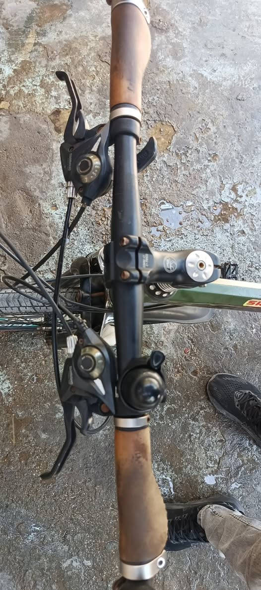 دراجة هوائية جبلية قابلة للطي، تتميز بإطار أخضر اللون يحمل علامة تجارية "SHIMANO".
تحتوي على عجلات مقاس 26 بوصة ونظام تعليق مزدوج لامتصاص الصدمات.
السيبايه مالته موجوده  بس دبلات الاماميه شويه تشكل او سبرنكات 100


**إذا كنت صاحب هذا الإعلان وتريد حذفه لأي سبب، رجاءا أرسل رسالة إلى الدعم الفني**