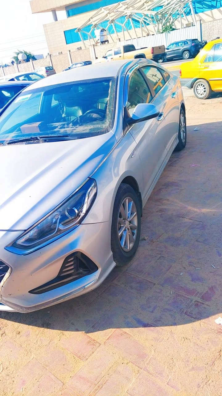 السلام عليكم
سوناتا وارد كوري 2020 

سيارة جديدة مماشية مكفولة كفالة عامة بيها شخوط بالباب خفيفة 
كلين
رقم بابل 

تحويل ثاني يوم

السعر 170 

بيها مجال بسيط

***********   ***********
