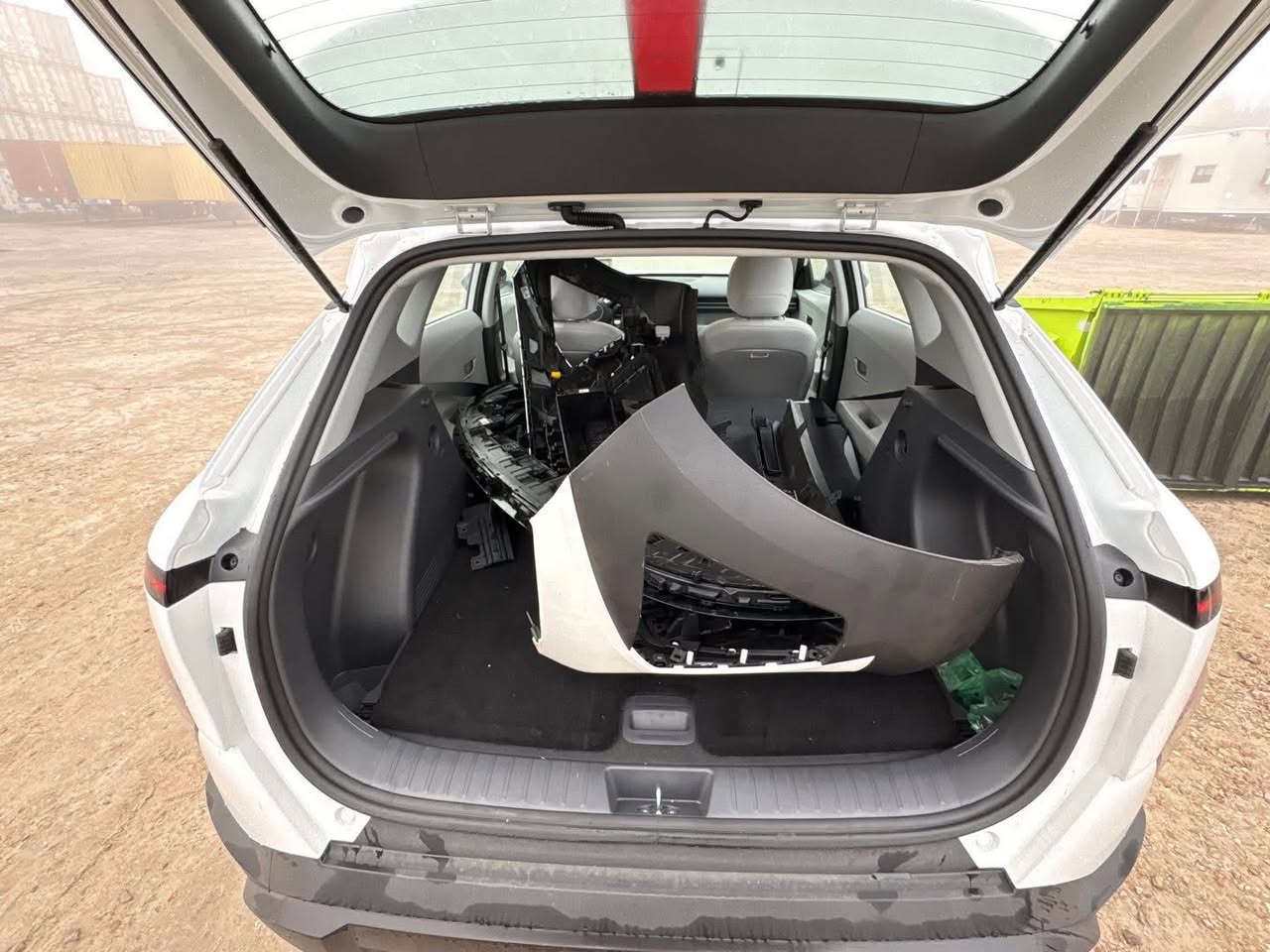 كونا 2025 
نص مواصفات 
ماشية 3000 mi 
السياره بالحره  عمان 
ترهم كتاب شهداء 
حادثهة موضح بالصور وغراضها اجتي وياهة 
بدون ايرباك 
بصمه 
شاشة متصل 
داخل ابيض ملكي 
*********** 
متوفر واتساب
