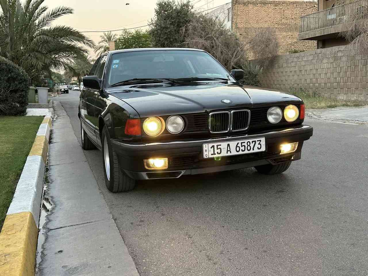 سلام عليكم للبيع او مراوس
بي ام 735 موديل 1990 وارد الماني. 
رقم انبار نكليزي هزه جديده تحويل مباشر. 
صبغ جماليه فقط مكفوله من ضربه. 
مكينه 6 سلندر جديده كير اوتو جديد
سياره احله من صور مواصفات معروفه 
صدر تخم تاير كله كامل تبريد ثلج. 
ملاحضه بيها لايد روف عاطل فقط
سعر سياره 58 ورقه وبيها مجال للشراي 
مكاني بغداد حي الجامعه رقمي ***********
