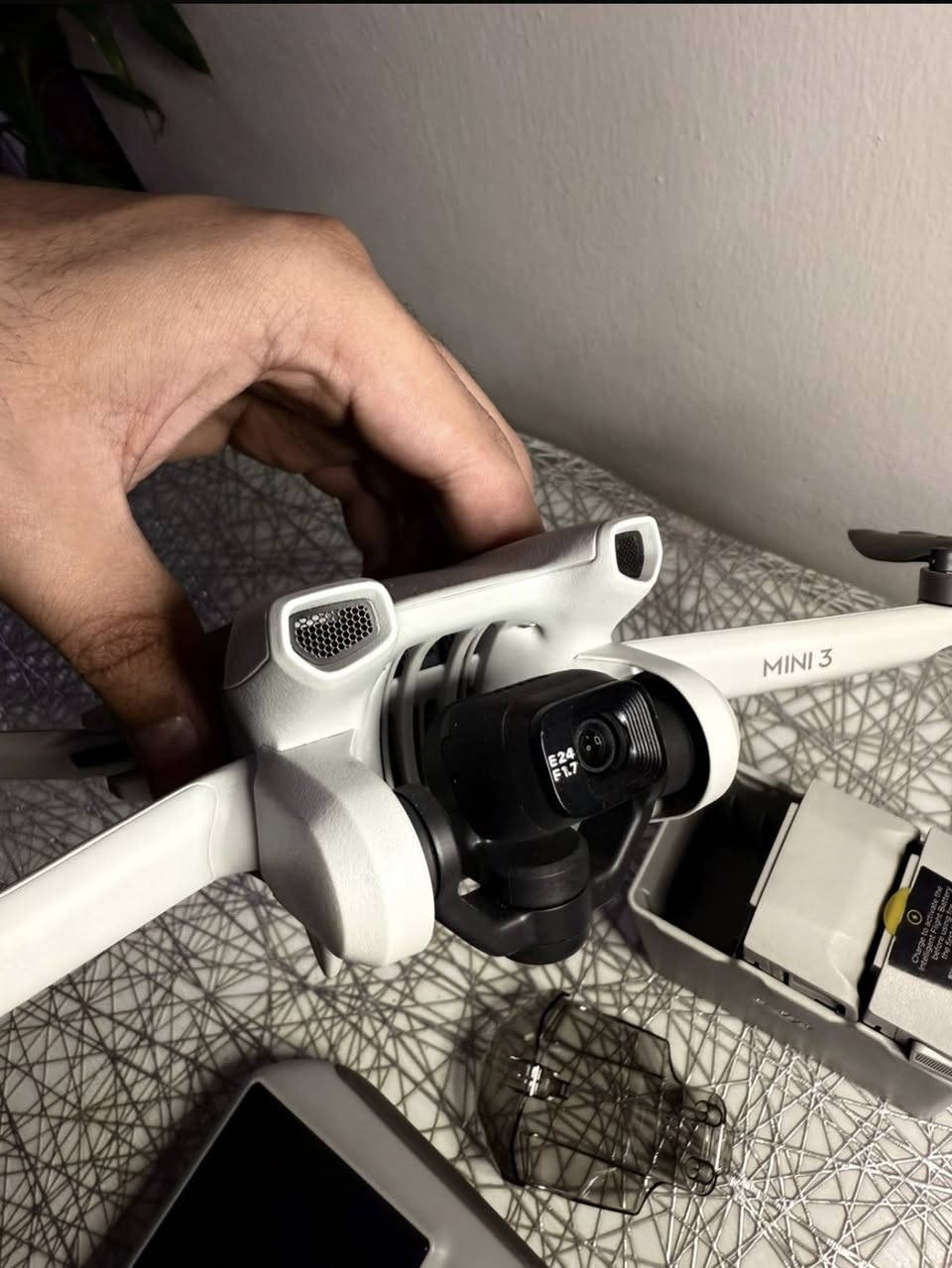 بـسم الله
Mini 3 combo smsrt

نظافة 100/100

درون طاير ساعة وحده فقط جديدة بمعنى الكلمة 

مكفولة كفالة عامة 

عدا فطر صغير بالجام وليس بالشاشة مال جوستك اصلا مابين نهائيا مال جوستك فقط

السعر 850وبيها مجال بسيط

***********
