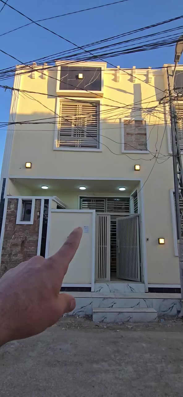 يا الله اللهم صل على محمد وال محمد بسم الله الرحمن الرحيم دار بمساحه 70 متر موقع كربلاء المقدسه مجمع الغدير الحولي خدمات المنطقه ما هو مجاري وكهرباء يصلح الدار حسينيه وسكن او استثمار يتكون الدار من ثلاث غرف نوم عدد صالات اثنين استقبال مطبخ مجمع صحيات ثلاثه طارمه سطح ناصي طبق صقر بغداد جاهز وكامل رقم الهاتف او واتساب ايوب الطائي
سعره 110مليون 
 ***********
