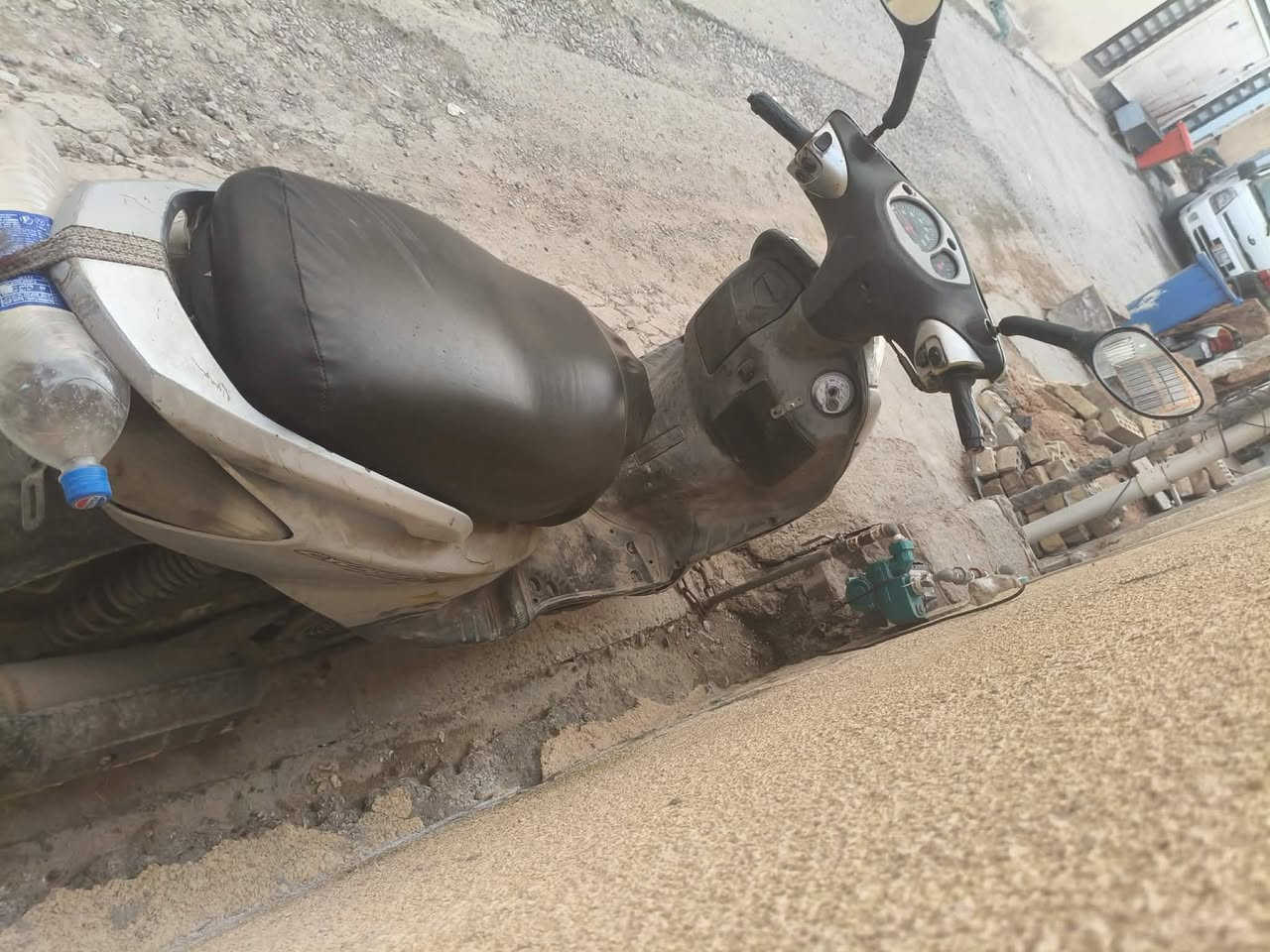 دراجة سكنس مجفتة للبيع العنوان الكريعات وقرب حسينية الزهراة السعر 400الف بية فقط الدبل اشارة متشتغل بس الموبايل ***********0
