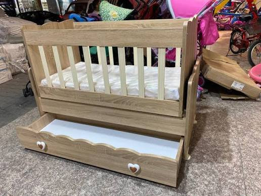 سلام عليكم غرفة نوم نجارة نظيفة للبيع السعر مليون قفل
سرير طفل عدد اربعة السعر ٦٠  الف للسرير الواحد
 كامل مع الدوشك والبطانية ٧٠ الف للاستفسار الاتصال  ***********
