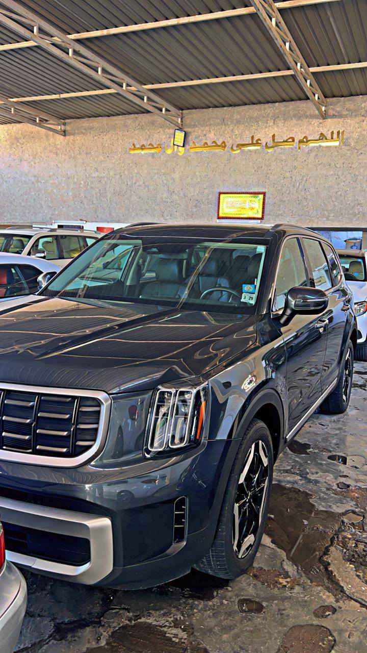 السلام عليكم كيا تيلورايد موديل ٢٠٢٤ ماشيه ١٣الف رقم بغداد بأسمي هزه وفحص وسنويه جديده ٦سلندر ٣٨٠٠ حجم المحرك فتحه سقف داخل جلد ٧راكب مقاعد خلفي منفصل مقاعد تدفئه وكهرباء جهتين كامره خلفيه وحساس أمامي خلفي لايت اربع عدسات زينون تبريد تلاث قطع مانع تزحلق ومانع انحدار شاحن واير ليس ومخارج شحن أمامي خلفي تبريد شاشه كاربلاي هندبريك دكمه اوتوهولد وماوس ومودرايف رادار أمامي وجوانب السياره بدون صبغ مكفول بدون تبديل بدون ايرباك كفاله حتد دعاميات فقط رصعه فوك باب الأيمن وعلوضعه محرك وكير وحداديه كفاله  السعر ٣٢٥٠٠ وبيه مجال للاتصال ***********
