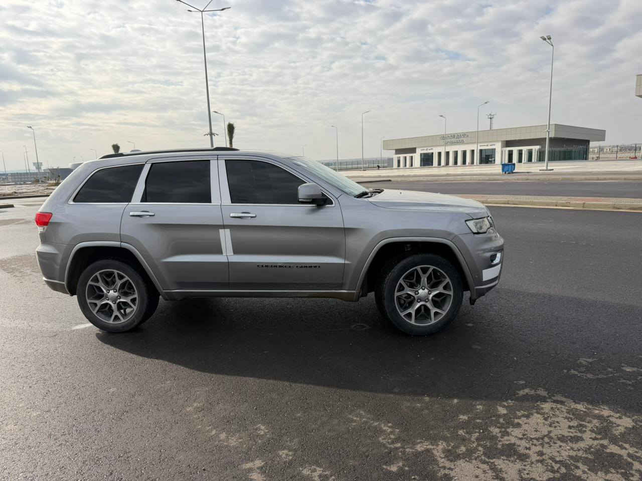 سلام عليكم  جيب اوفر لاند موديل 2020 كلين بدون صبغ فقط تعديل بارد مكانين سياره فول الفول جكات شاشات 3 بانوراما كشن خزن سياره ماشيه70ميل 
سعر293
***********
*********** موصل, نينوى
