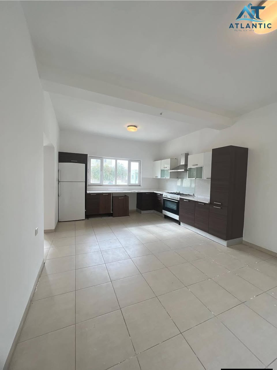 #اتلانتك_الامريكي
منزل للبيع بسعرمناسب جدا
في أربيل مجمع اتلانتك الامريكي 
مساحه 200م (زونB)
واجهه قبله
يتكون من
4نوم
مطبخ مجهز بكاونتر
استقبال
كراج+حديقه
خدمات على مدار 24ساعه
================
0750 846 2528 

***********
