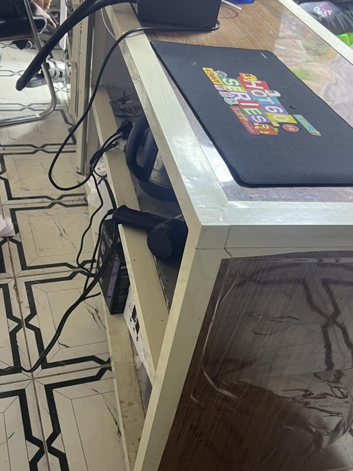 السلام عليكم
ميز صيانة للبيع نظيف جداً

لون جوزي يحتوي على مجرات ورفوف داخلية 

السعر 110 الف  وبيه مجال بسيط

للتواصل ***********
