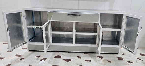 كاونتر المنيوم ٤ قطع 
كاونتر ٤ ابواب و مجر 
ملحق 
كاونتر تحت السنك ٤ ابواب وباب صواني 
كوارتز طبيعي لون رصاصي وحوض ستيل 

مكاني الشعب شارع عدن 
***********
السعر ٥٠٠ وبيه مجال
