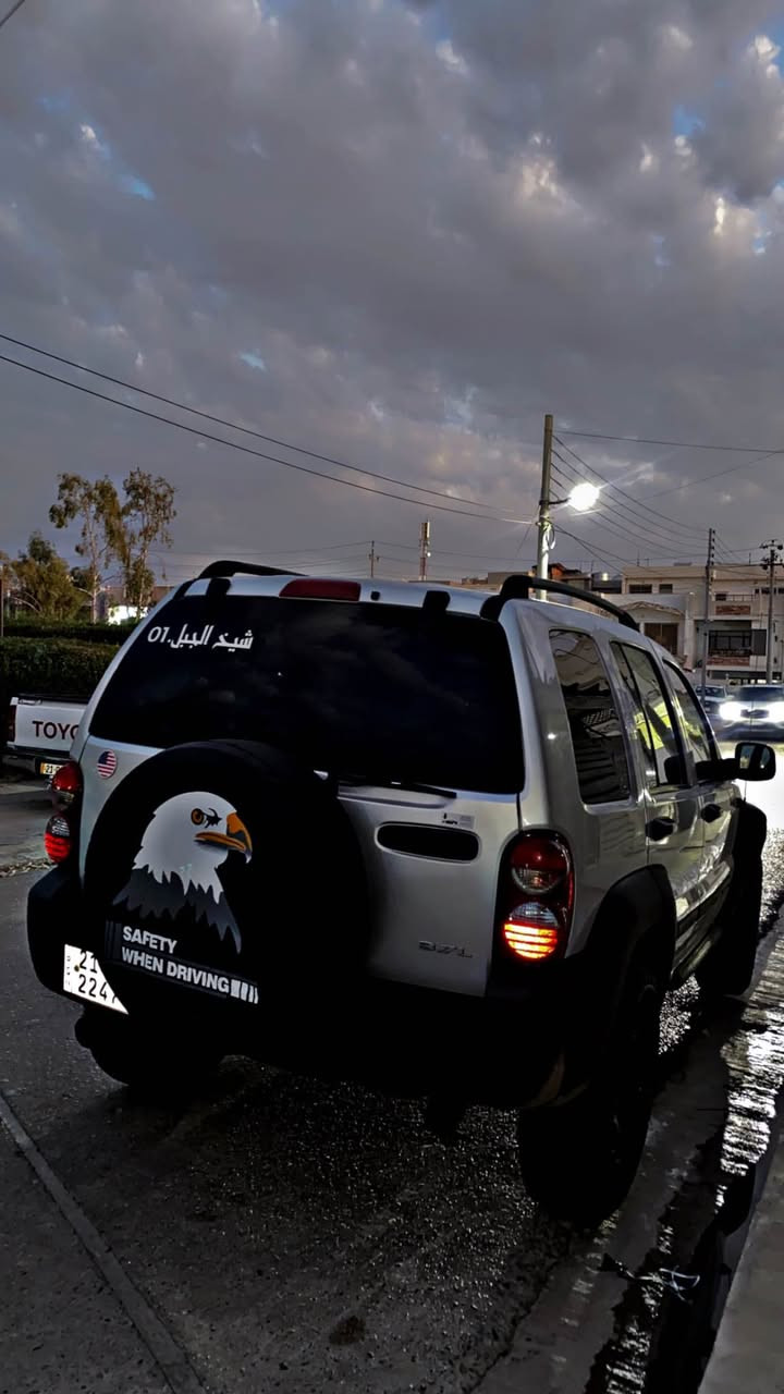 جیب لیبرتی ٢٠٠٧ 
بێ سبوغ بێ لێدران 
سەیارەکە لە رسم جوانترنەبوو بۆی مەییە 
١٨٩،٠٠٠رۆشتووە 
ناوەوە و دەرەوی لەسەر شەریکە ماوەتەوە 
جوار تاییەی مارکەو راقی تازە بۆ بەستراوە 
مەسروفی یەک دینار تیانییە. 
ژێرەوەی تازە تووندکراوەتەوە 
مەسروفی کامل بۆکراەە جوانکاری  کامل بۆکراوە 
گێر مەکینە ئەکسل دەبل ئەکسل کارەبای بەشەرت 
هەموو گیانی بەشەرتە . 
ژ.م*********** أربيل, العراق
