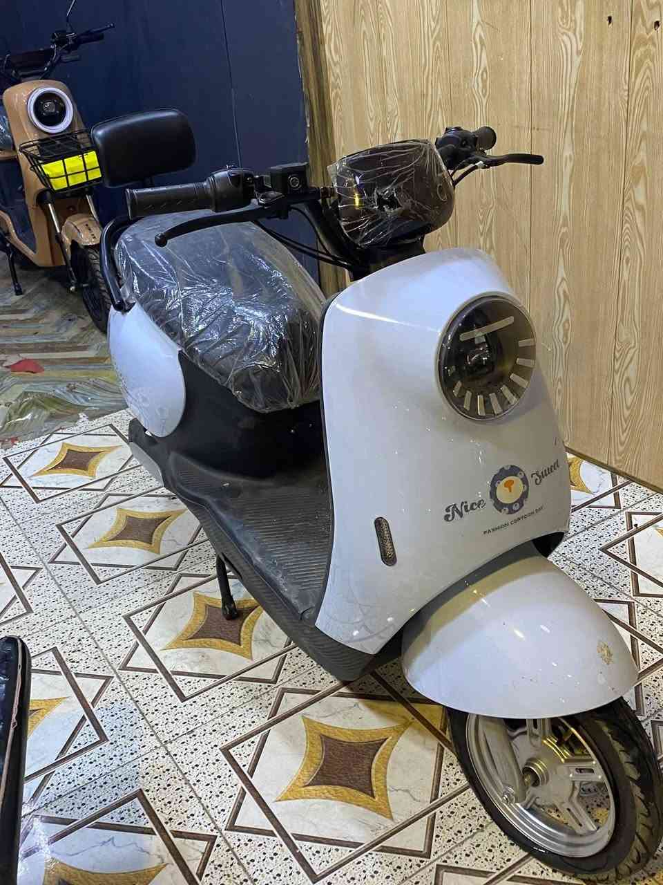 ⚡ الآن في ديالى.. ثورة النقل الذكي وصلت! ⚡
​لأننا ندرك قيمة وقتك واقتصادك، معرض حمزمز يوفر لكم أحدث وأقوى موديلات الدراجات الشحن في السوق. وداعاً للبنزين والزحام، وأهلاً بالهدوء والقوة.
​🔥 تشكيلة الملوك.. اختار اللي يناسبك:
​🚀 R9 Pro Max: وحش الطريق، الأناقة والقوة في دراجة واحدة.
​⚡ X900: الأداء العالي والتحمل للمسافات الطويلة.
​💎 HIS: التصميم العصري والعملي.
​🛠️ عبد الحليم شحن: الاعتمادية والمتانة المعروفة.
​🚲 بايسكل شحن (حجم 20): الخيار الأمثل للمناورات السريعة والسهولة.
​📍 وين تجدونا؟
​العنوان م ميتيه: ديالى - بعقوبة - التحرير.
ننتظر زيارتكم لتجربة القيادة واختيار الأنسب لكم.
​📞 للاستفسار والحجز:
​اتصل بنا مباشرة على الرقم: ***********
​معرض حمزمز.. الجودة والضمان في مكان واحد!
