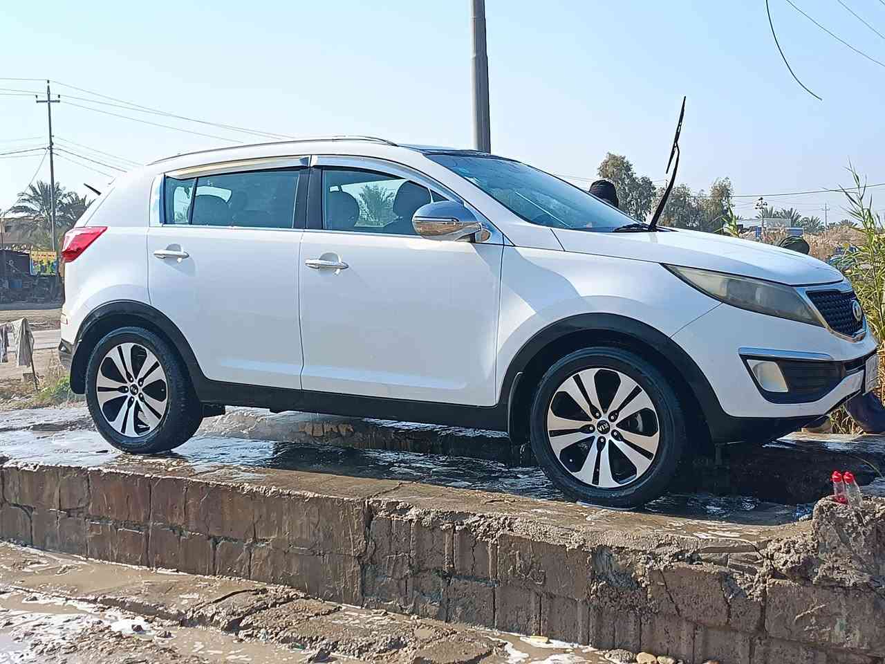 السلام عليكم
‏سبورتج بانوراما خليجي 2011 ماشية 159
‏كير محرك مكفولات , محرك 2000
‏بيهه نص باب السايق صبغ والباقي موضح بالصور 
‏منظومة تبريد جديدة بشهر السابع شديتهه
‏زوج تايرات امامي جديد 
‏صالنصة جديدة ، راديتر جديد 
‏سنوية بأسمي 
‏مكاني بغداد ، حي الاعلام
‏***********
‏السعر 133
‏
