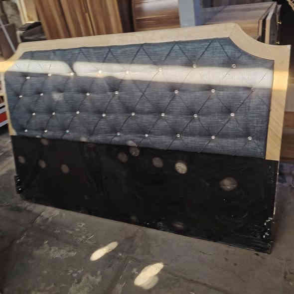 غرفه تركيه كلش نضيفه اي ضرر ما بيهة كنتور سته باب + جربايه نفرين + ٢كومدي +ميز مرايه اسهر 350 وبيهة مجال للتواصل خاص او الاتصال ***********
