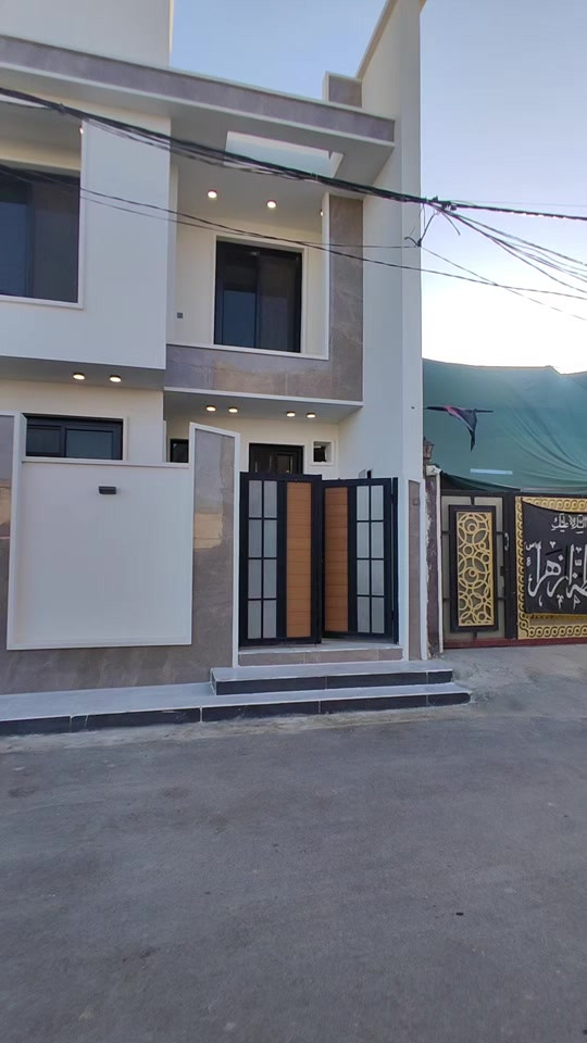 بيت للبيع في كربلاء شارع السيدة زينب ع قرب فندق البارون جار العباس   قريب للامام الحسين ع مساحة118متر. مع الاثاث      البيت بناء جديد بعده مامسكون   طابقين 4 غرف نوم 3صحيات واستقبال وصاله ومطبخ  كافة الخدمات تبليط عرض الشارع 10متر ماء مجاري كهرباء شغل البيت درجة اولى البناء طابوك جمهورية كونكريت مسلح صب مركزي ارضيه الطابق الأول بورسلين والطابق الثاني بورسلين  ابواب الداخلية  تغليف تركي  حداديه 2ملم وBVCمقطع تركي تفصال  التاسيس الماء خلاطات دفن ماركت افياء طرادات دفن  صبغ الواجهه بتك التركي  ديكورات مغربي منظومه كامرات طابو زراعي قرار محكمة سند 25 الاستفسار اتصل واتساب  *********** *********** ***********
