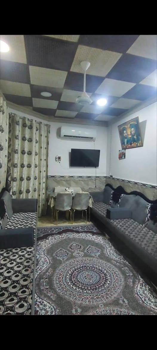 بيت في شارع المطار القديم مقابيل جامع ام البنين مساحه البيت ١٠٠ متر طابق ونص بناء مرتب كاشي وسيراميك لسقف سعر المطلوب ٣١ وبي مجال لطيبين (البيت التصوير ضالمه كلش حلو )..
*********** للأستفسار واتساب .
