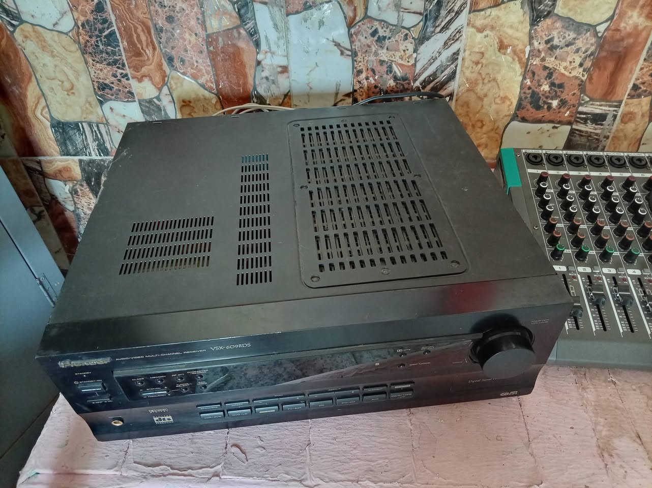 من رخصة الادمن للبيع بايونير vsx جهاز مكسر ١٦ خط سماعات بايونير ١٠٠ واط سعر ٢٠٠  الف للتواصل ***********
