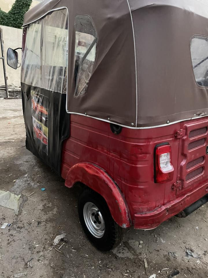 سلام عليكم تكتك باجاج للبيع مديل2019 مكينه مفتوحه خرسه رقم او سنويه گشره مثل ما اموضح بالصور السعر خاص مكاني قرنه شارع الجمهورية رقمي ***********
