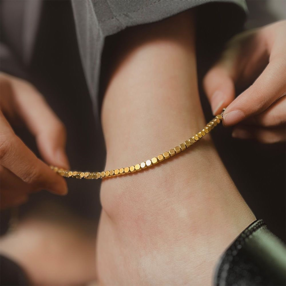 ✨ خلخال ذهبي ناعم – لمسة فخامة على كل خطوة ✨

إذا تحبين الإكسسوارات الهادية اللي تبين أنوثتك بدون مبالغة 🤍
هذا الخلخال تصميمه ناعم وراقي جداً، تفاصيله الذهبية الصغيرة تعكس الضوء بطريقة جذابة وتخلي القدم تبين أنحف وأجمل 👣✨

🔸 الخامة: الفولاذ المقاوم للصدأ(ستانلس ستيل )عالي الجودة
🔸 مطلي بماء الذهب  ثابت ولمعة راقية
🔸 ما يغيّر لون بسرعة مع الاستخدام الاعتيادي
🔸 الطول: 19 سم + 5 سم سلسلة إضافية 
🔸 خفيف ومريح للبس اليومي

يناسب:
✔️ السليبرات المفتوحة
✔️ الكعب العالي
✔️ إطلالات الصيف والسفر
✔️ وحتى اللبس اليومي الناعم

قطعة بسيطة لكن تفرق بالتفاصيل ✨
دللي نفسج أو قدميها كهدية أنيقة 🤍

للطلب مراسلتنا دايركت 💌


**إذا كنت صاحب هذا الإعلان وتريد حذفه لأي سبب، رجاءا أرسل رسالة إلى الدعم الفني**