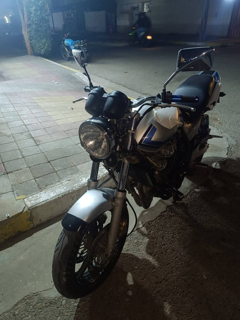 السلام عليكم حبايب دراجة سيبي فور جيل ثاني 8ولف مسجلة لوحات انكليزي وسنوية  تحويل ثاني يوم للمراوس فقط شعندك نزل
المكان الرمادي
***********
