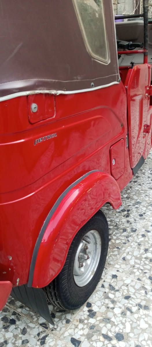 السلام عليكم شباب تكتك للبيع 21 شهر العاشر تكتك خير من الله بكاني كماليه شارع المصرف بنهايته تكتك بيها بس ضربه باللغد. ***********
