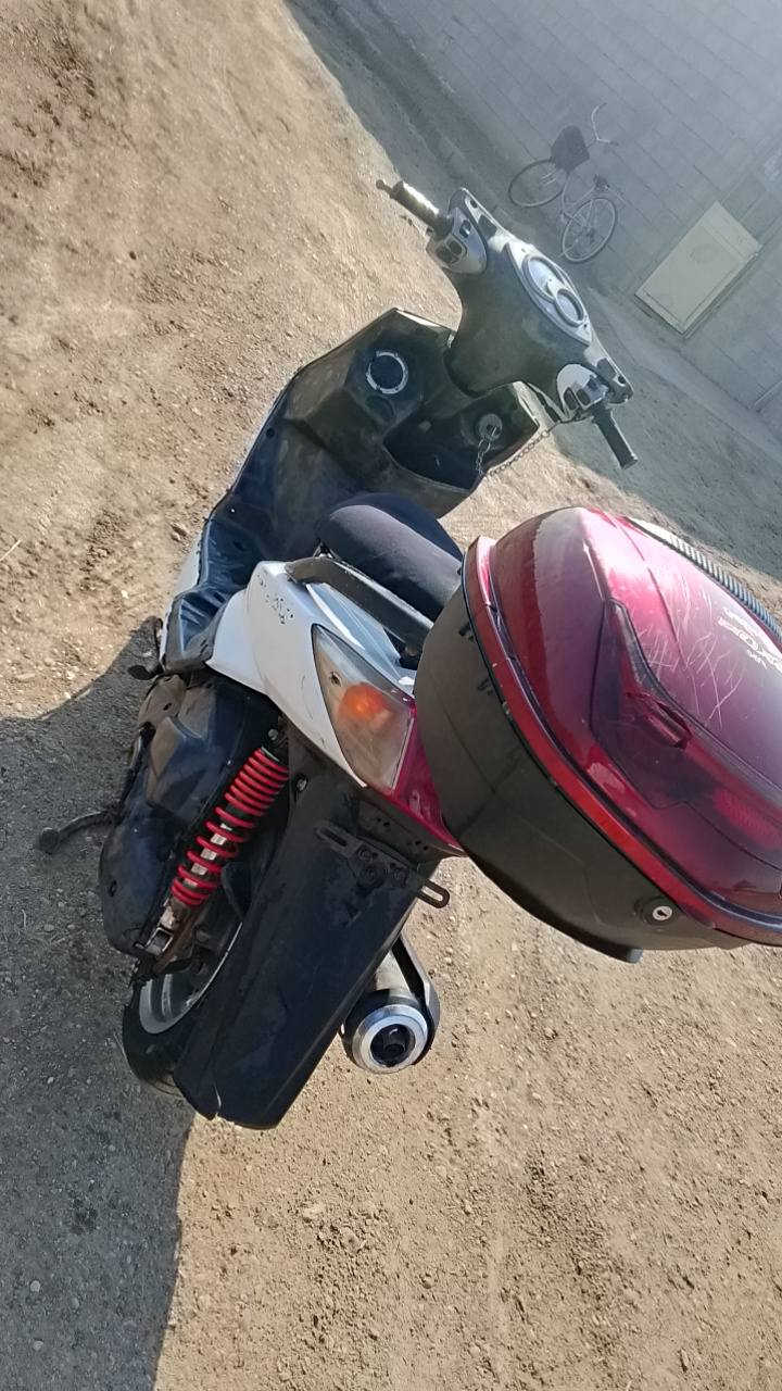 دراجه سكنس للبيع كابريته النضافه كدامك السعر 400او بيه مجال بسيط بيه بس خربطه بلكابريته المكان ابو غريب الزيدان رقم هاتف ***********رجاءن المو شراي لا يتصل
