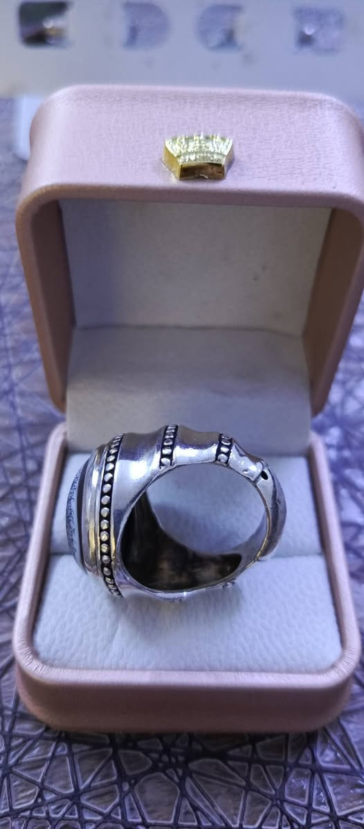 محبس تحفة من الصياغات البحرينية صياغة ثقيلة حجر جزع منقوش( يا حي يا قيوم)+(سورة العصر) من اجمل الخطوط قياس 23+ 24 الإتصال او واتساب ***********
