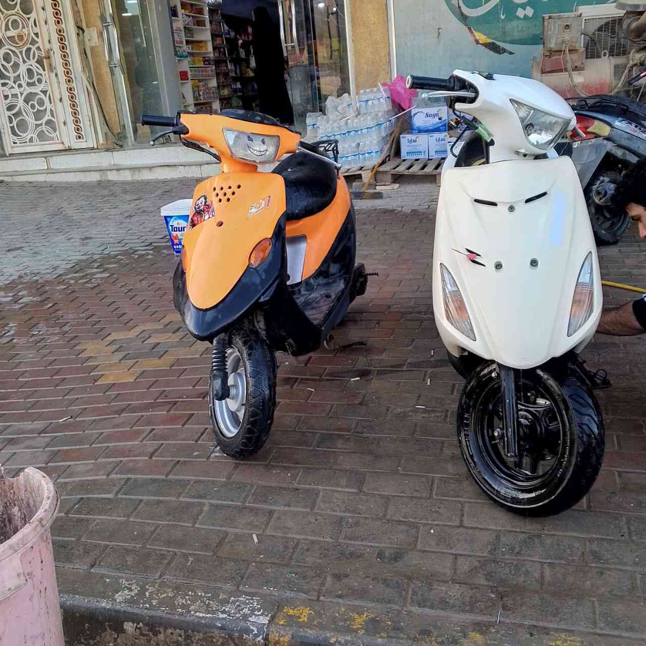 للبيع 
1-ادرس نظيفة ومرتبة متروكة فترة عوزه ترتيبات بسيطة مثل سيم لگيچ البانزين وكتف مال باتري والباقي الوضع مالته تمام سعره ٥٥٠
2-بيجي نظافة حلوه نگرة هندر تشتغل لون مميز برتقالي شغالة الكهربائيات ماعدا السلف مو شغال تحتاج ترتيب  
سعره ١٧٥ 
مكان الدراجتين كوت خاچية شارع اربعين 
للاتصال او الاستفسار ***********
وبيهن مجال حگ الجية الدراجات مال جناية ما ابيع واشتري بيهن
