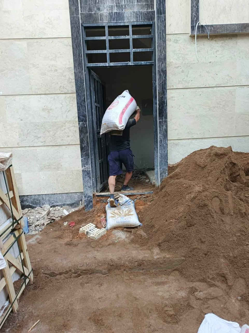 السلام عليكم احنا نشتغل تصعيد مواد على الظهر كافه مواد البناء بالسعر المناسب رقم واتساب ***********
