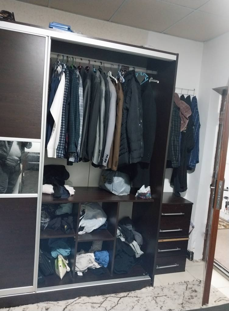 غرفة نوم نفرين تركي نظيف جدا مع دوشك بدون ميز تواليت هي و فتح و تركيب و النقل على ٢٥٠ الف  مكان السليمانية 
_________
ژوری نوسته ن ۲ نه فه ری  تورکی له گه ل دوشه ک به بی میزی توالیت ب که رده نه و به سته ن و گه یا نده ن ۲٥٠ هه زار شوين سليمانى 
***********
