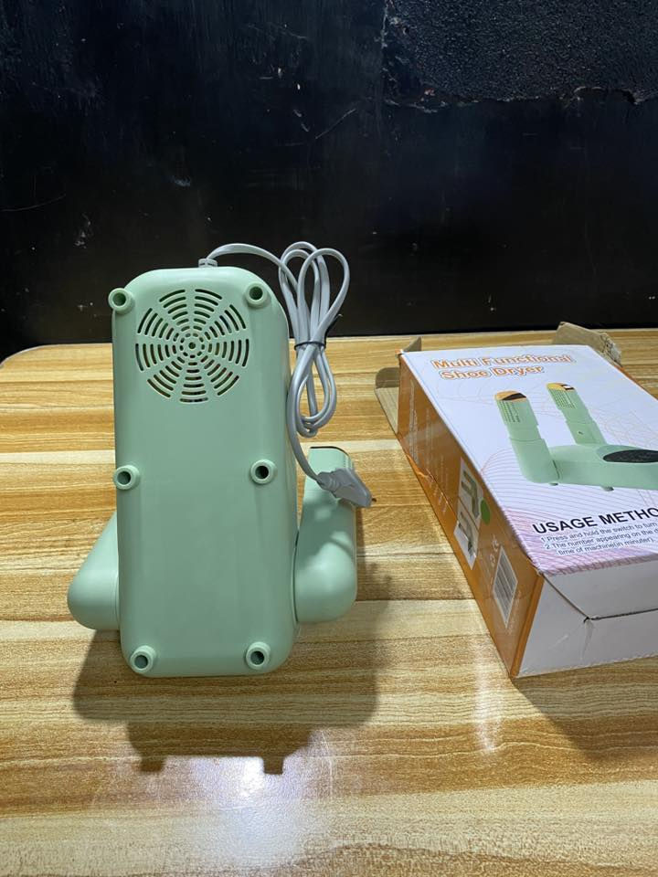 الجهاز هو مجفف أحذية متعدد الوظائف (Multi Functional Shoe Dryer).
يُستخدم بشكل أساسي لتجفيف الأحذية من الداخل بعد غسلها أو إذا تعرضت للبلل بسبب المطر، كما يساعد في التخلص من الروائح الكريهة ومنع تكون البكتيريا داخل الحذاء.


**إذا كنت صاحب هذا الإعلان وتريد حذفه لأي سبب، رجاءا أرسل رسالة إلى الدعم الفني**
