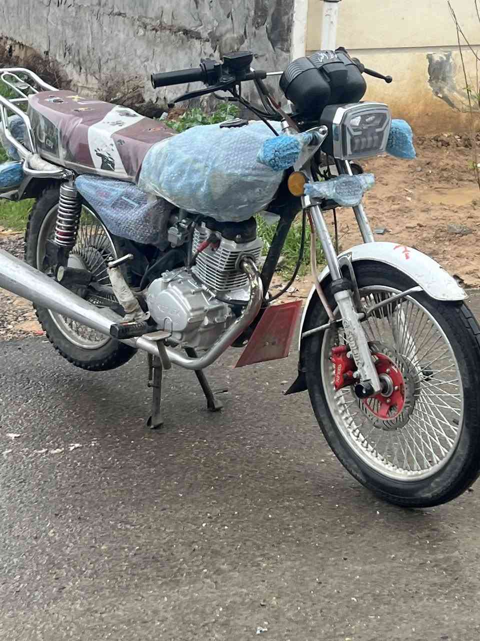 السلام عليكم تايكر لبيع موديل ٢٥ ماشيه ٣٠٠٠ خيره من الله نضافه 💯بهدها على وضع الوكاله مكفوله كفاله عامه كلها شغاله مابيها نقص صالنصه جعرة لدراجة استعمال شخصي سعرها ٧٥٠ بي مجال مكاني تقاطع القدس ***********
