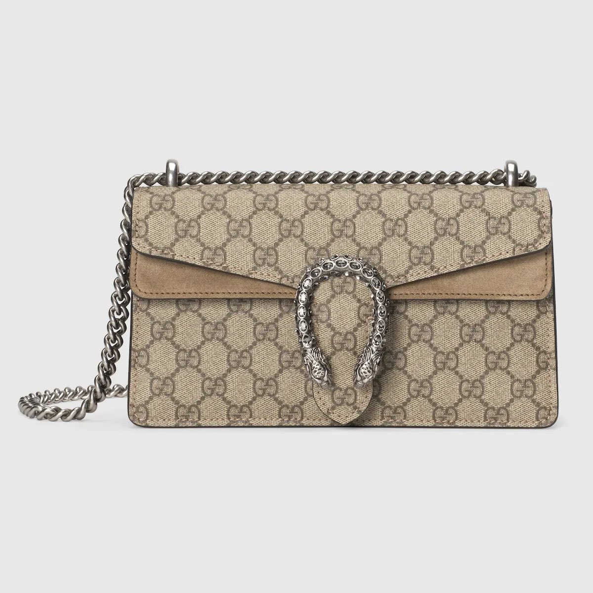 جنطة قوتشي انطي سعرك وبالعافية 

التفاصيل جوه كاملة لليحب يعرف كلشي عنها 

حقيبة Gucci Dionysus الأيقونية. 

تتميز هذه النسخة بتصميم يجمع بين قماش GG Supreme بلونيه البيج والأبنوسي مع تفاصيل من الجلد السويدي (الشامواه) باللون البيج الداكن. 

المميزات الرئيسية:

الإبزيم: مزينة بمشبك "رأس النمر" الفريد، وهو مستوحى من الأسطورة اليونانية للإله ديونيسوس.

الحمالة: تأتي بسلسلة حلقية متداخلة يمكن ارتداؤها بعدة طرق: كحقيبة كتف، أو كروس بودي، أو كحقيبة يد علوية.

التصميم الداخلي: تحتوي على جزء مقسم بفواصل لتنظيم الأغراض.

بلد الصنع: تُصنع هذه الحقائب في إيطاليا. 

المقاسات والخامات:

المقاس (صغير/Small): الارتفاع 13.5 سم، العرض 25 سم، والعمق 6.5 سم.

المقاس (متوسط/Medium): يتوفر أيضاً مقاس متوسط بأبعاد 28x17 سم تقريباً.

المواد: الجزء الخارجي من القماش المتين (Canvas) والجلد السويدي، مع بطانة من الشامواه والقماش. 

تعتبر هذه الحقيبة قطعة كلاسيكية صيفية خالدة من العلامة الفاخرة قوتشي.


**إذا كنت صاحب هذا الإعلان وتريد حذفه لأي سبب، رجاءا أرسل رسالة إلى الدعم الفني**