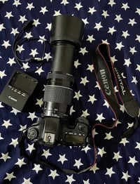 كامره كانون 6D EOS مع عدسه 75-300 للبيع الملحقات شاحنه اصليه وحزام بيه...