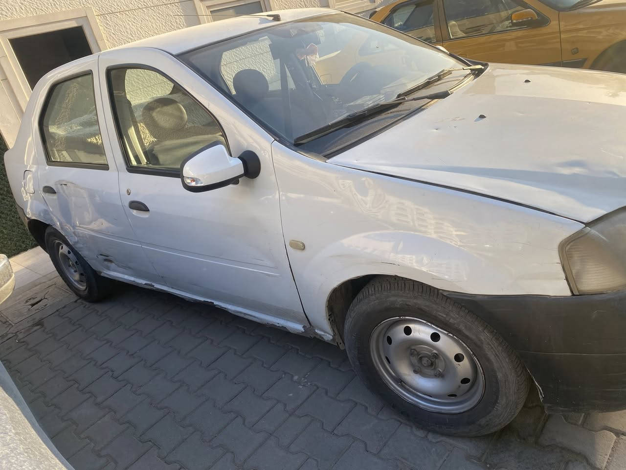 السلام عليكم
رينو لوكان للبيع  2009
 مكينة كير خير من الله مكفولة جديده قبل ٣ اشهر شديتها مال حاويه
دواخل كهربائيات شاشه 
سيارة كاملة ربع ما اذب عليها تخم تايرات وبنزات 
قوايش تخم جديد فيت بم ومنضومه بنزين جديدة 
 رقم بغداد انكليزي وسنوية تحويل مباشر باسمي 
 سعر 45 ورقة بيها مجال بسيط حك جيه ،
 واتساب ***********
