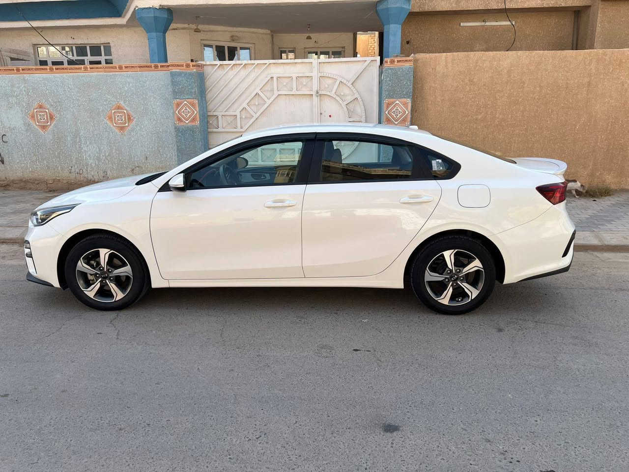 السلام عليكم كيا سيراتو للبيع 
موديل ٢٠١٩ خليجي كلين بدون اي ضرر 
محرك ١٦٠٠ دوش 
٣ انضمه قياده 
ماشيه ٩١ كيلو 
سياره جديده 
للاستفسار الاتصال ***********
