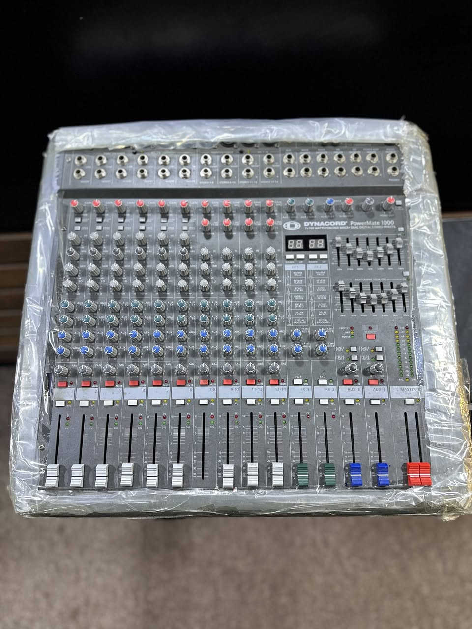 سلام عليكم جهاز للبيع كامل سماعتين ثنائي جديد ما مستخدم ولا حفلا ولا اي شي و سماعتين نضاف  وستاندات ومكسر داينكورد 1000 كوبي امتياز  وچوكات وحتا منظم فولتيا موجود جهاز اخذتو للديجي ومايك جهاز يخبل للتواصل اتصال او واتس اب ***********( سعر مليون و400) مكان الجهاز موصل... الجهاز مرتب بشكل
