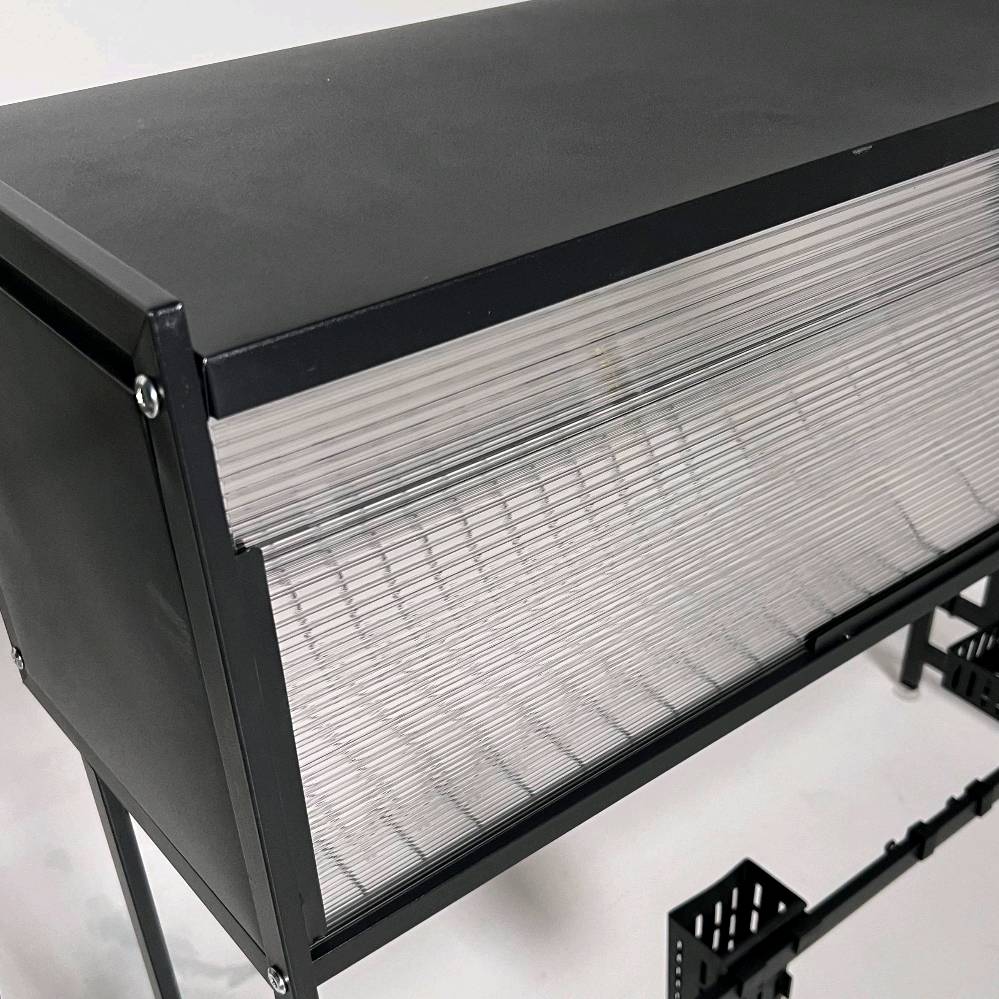 ️✨ خليك دايمًا مرتب في المطبخ!

رف تجفيف صحون Bihart فوق المغسلة:

	•	رف شبكي لتجفيف الأطباق بسرعة 🥄
	•	خزانة علوية بباب منزلق لترتيب أغراضك 🎀
	•	سلال جانبية وسفلية + خطافات للأدوات 🪝


هيكل معدني أسود ثابت وأنيق 🖤
مطبخ مرتب وصحون نظيفة بدون تعب!